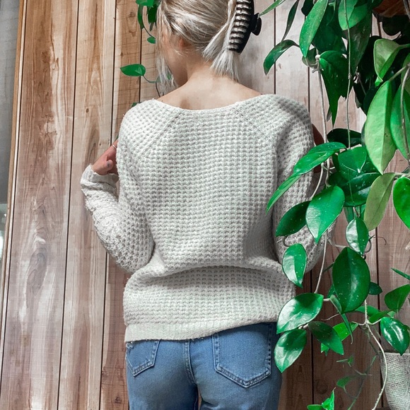 Hollister white knitted sweater size small - Picture 3 of 3